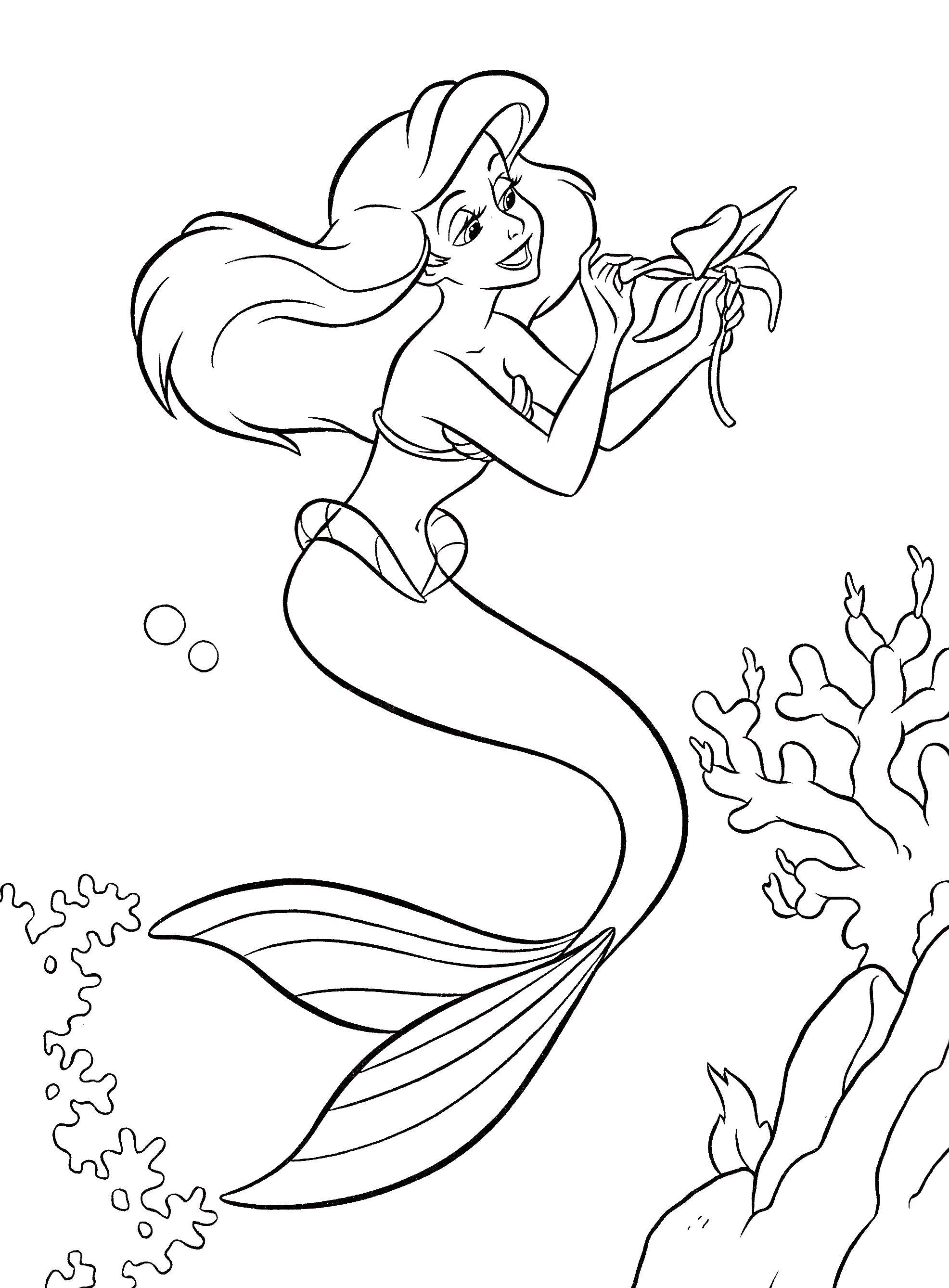 Название: Раскраска Ариэль с цветочком. Категория: Русалочка. Теги: русалочка, Ариэль, цветочек.